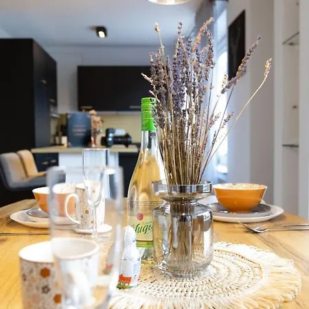 Stilvolle Stadtwohnung Lägenhet *